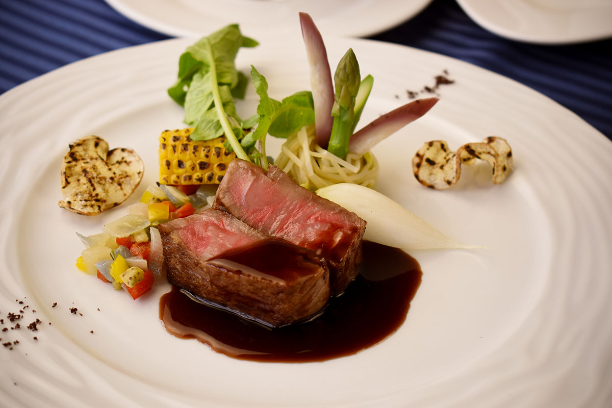 下北牛とあおもり倉石牛の食べ比べを楽しめるフレンチの肉料理